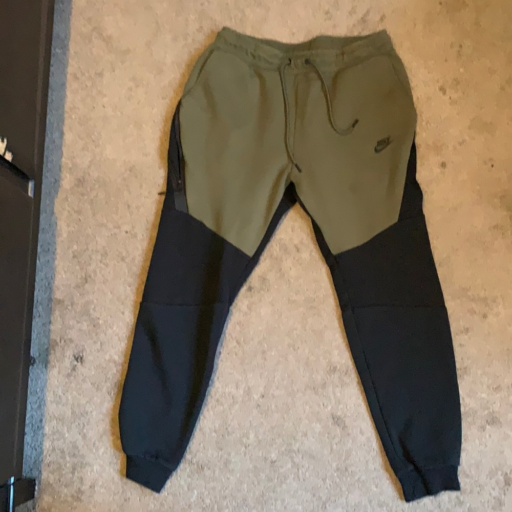 OLIVE/BLACK NIKE TECH SWEATPANTS